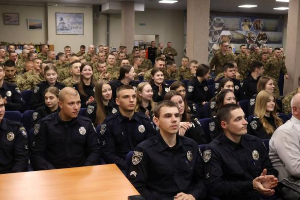 «Гумор в погонах»: курсанти НАВС і Нацгвардії об’єдналися на сцені