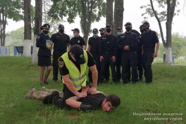 Відпрацювання практичних навичок зі слухачами підрозділів поліції особливого призначення