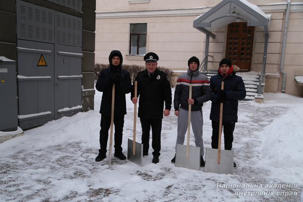 Постійний та перемінний склад академії пліч-о-пліч бореться з негодою