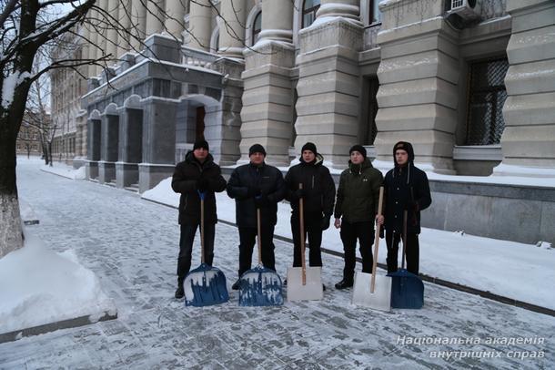 Постійний та перемінний склад академії пліч-о-пліч бореться з негодою